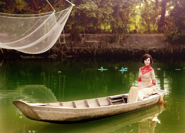 Người[-]mẫu[-]Thúy[-]Vân[-]diện[-]áo[-]dài[-]hòa[-]cùng[-]thiên[-]nhiên,[-]sông[-]nước